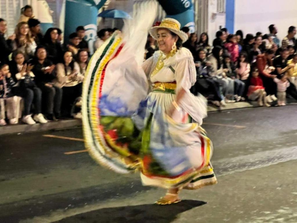 Las danzas de las diferentes delegaciones hicieron su paso aportando música y energía al desfile.