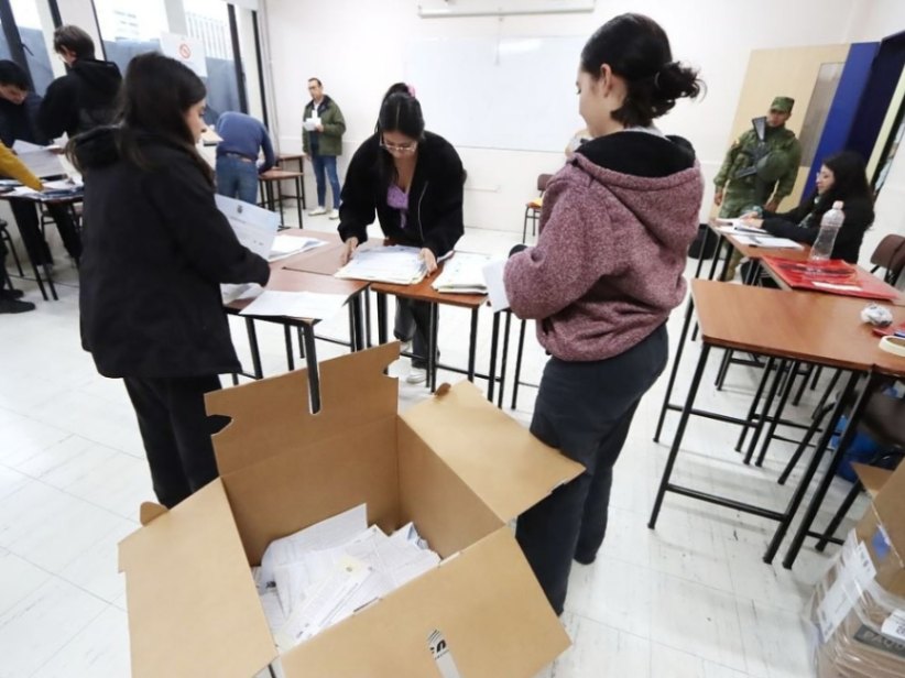 A las 17:00, los Miembros de las Juntas Receptoras del Voto iniciaron el conteo de votos.