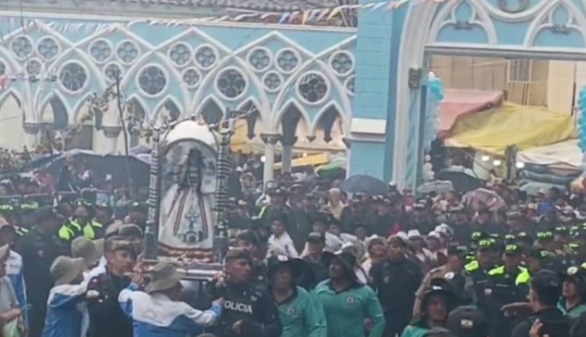 La imagen ingresó a la Basílica en medio de cohetes y aplausos.