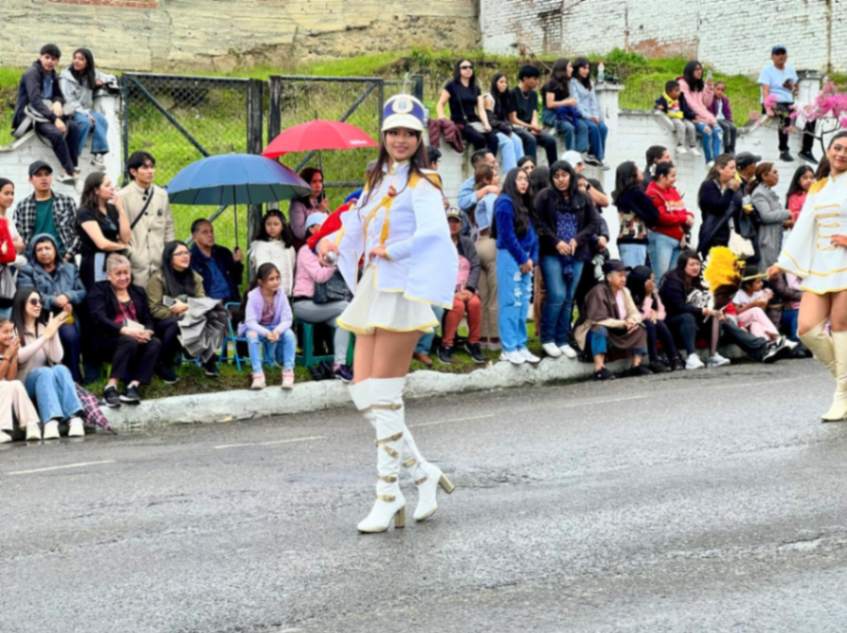 Con diversas coreografías, las bastoneras y cachiporreras realzaron el recorrido del desfile.