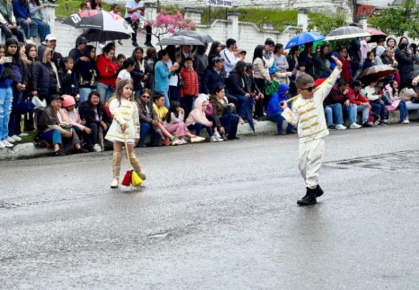 Los niños de las instituciones también llenaron de vida al desfile cívico.