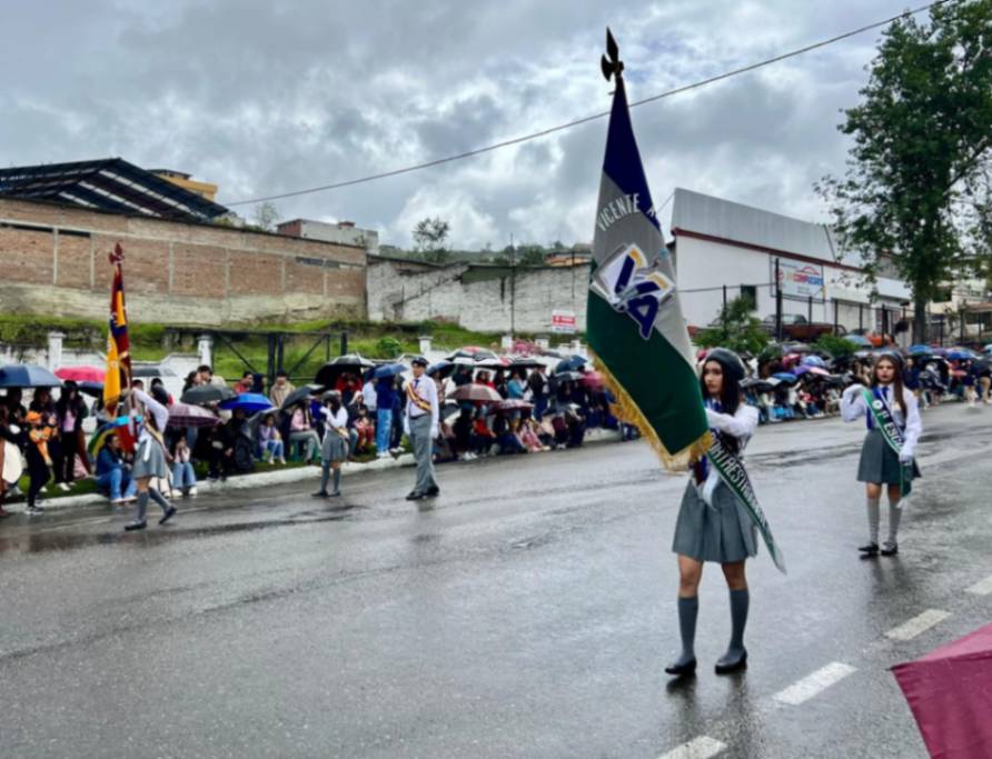 Los abanderados y escoltas de las instituciones portaron con orgullo los estandartes.