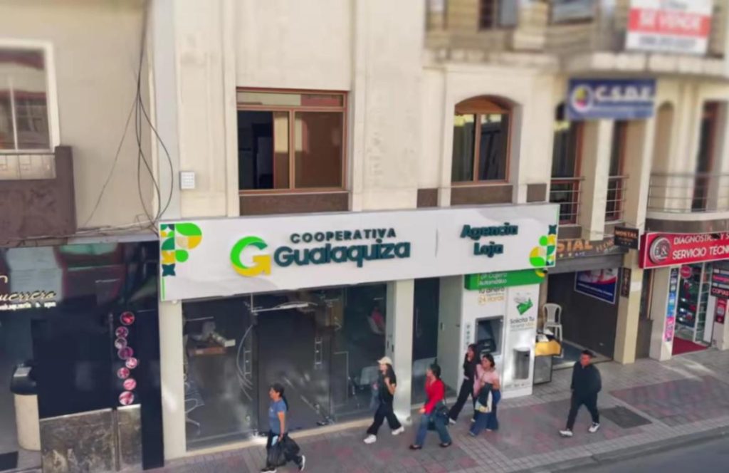 Está ubicada en las calles 18 de Noviembre, entre Colón y José Antonio Eguiguren.