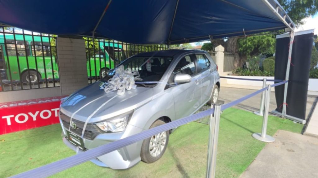 El automotor es un Toyota Agya, cero kilómetros, cómodo, familiar.