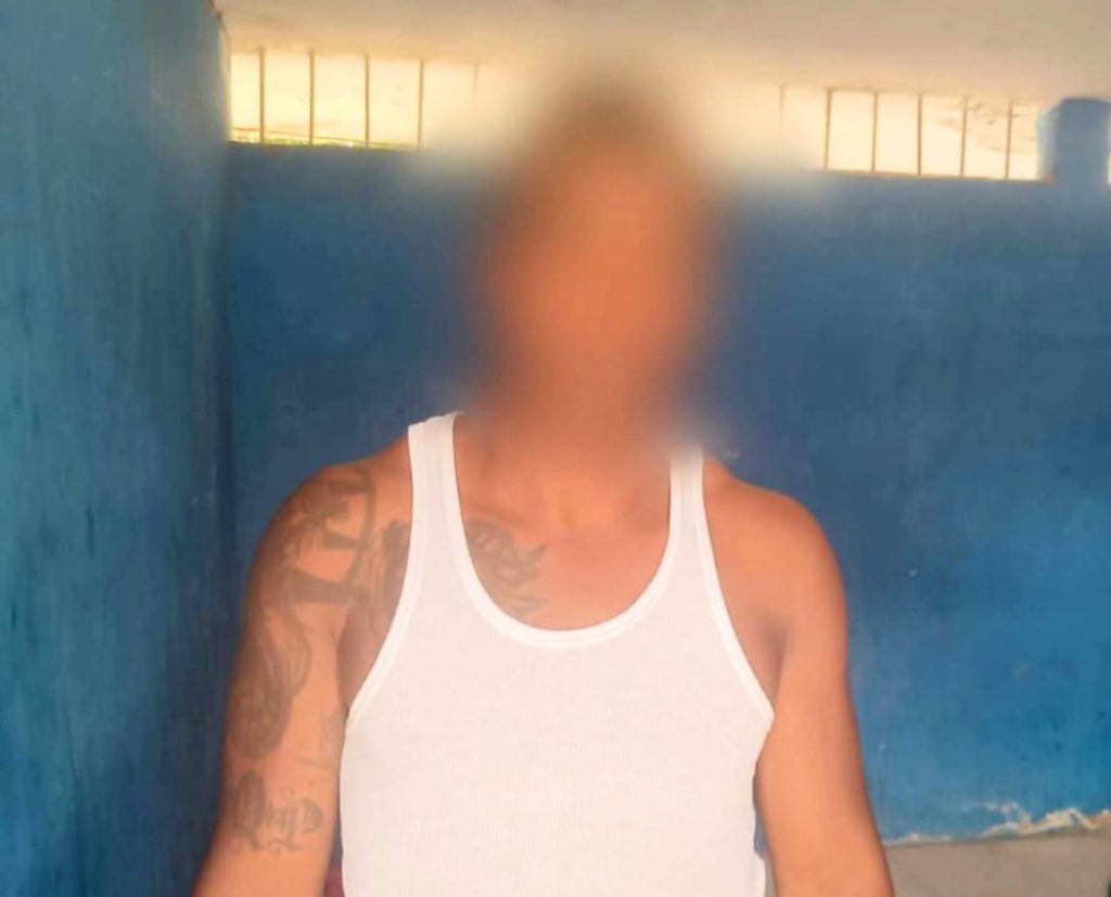 El dinero y el arma de fuego que la Policía Nacional decomisó al ciudadano.