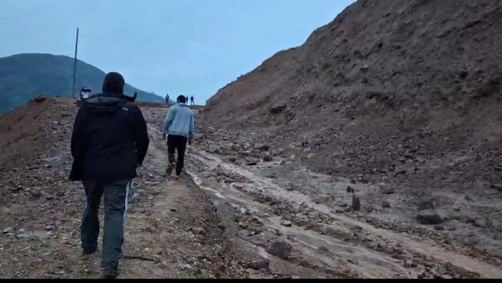 Tras el deslave de ayer, la variante quedó en malas condiciones. (Imagen cortesía: Radio Las Nieves-Chaguarpamba)