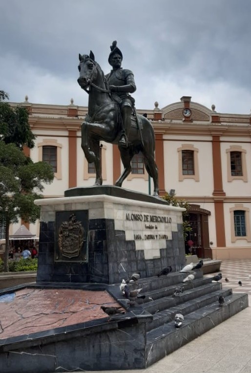 El fundador cuenta con un monumento, en la plaza de San Francisco.