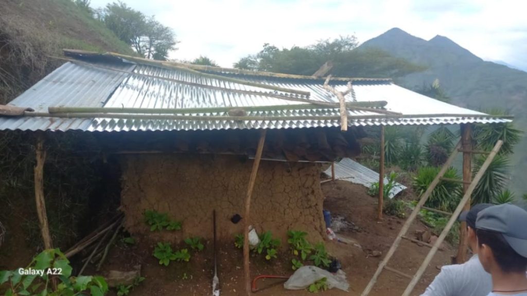 El último sábado, 29 de noviembre de 2025, ciudadanos de buen corazón montaron la cubierta.