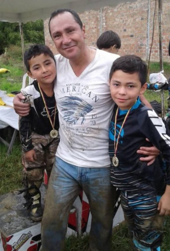 Juan Fernando y Juan Ignacio, junto a su papá, Juan Carlos, durante su primera competencia.
