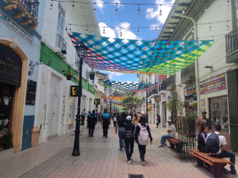 El centro de la ciudad de Loja, durante esta temporada, tiende a cobrar un mayor movimiento.
