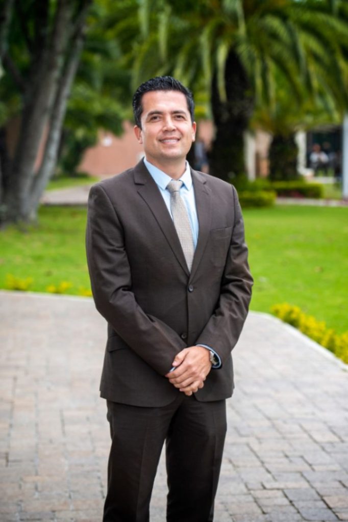 Vicente Torres, gerente de proyectos de la UTPL, enfatiza que estas investigaciones buscan aportar al desarrollo del país.