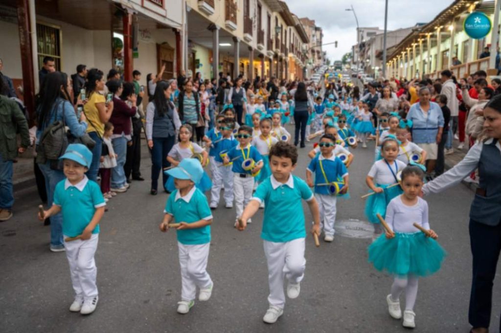 Los estudiantes de Inicial encabezaron el desfile con su banda musical. 