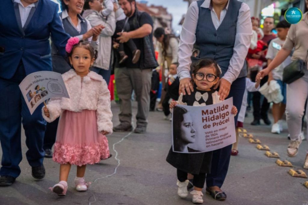 Dos alumnas representaron a la ilustre lojana, Matilde Hidalgo de Procel y su aporte a la posteridad. 