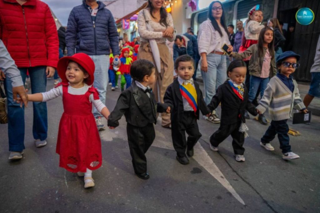 Los personajes emblemáticos que dieron brillo a Loja, representados por los estudiantes del ‘San Gerardo’. 