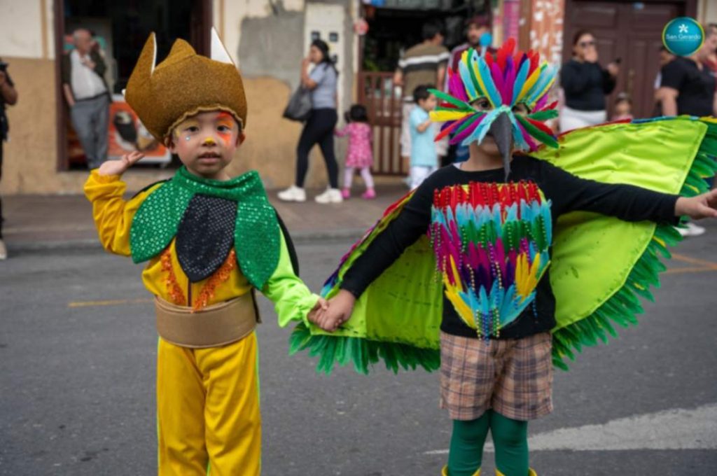 En el desfile estuvo también presente la creatividad de los pequeños artistas. 