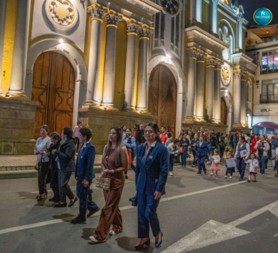 La matrona del establecimiento, Luz María Correa de Pilco, presente en el desfile, junto a directivos y docentes.