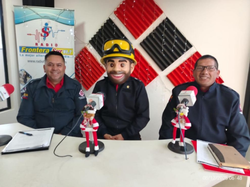 Pablo González, titular de Bomberos; mascota Bomberito, y Gustavo Beltrán, en Radio Frontera Sur, promocionan la campaña.