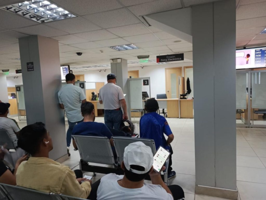 La atención se brinda de lunes a viernes, de 08:00 a 17:00.