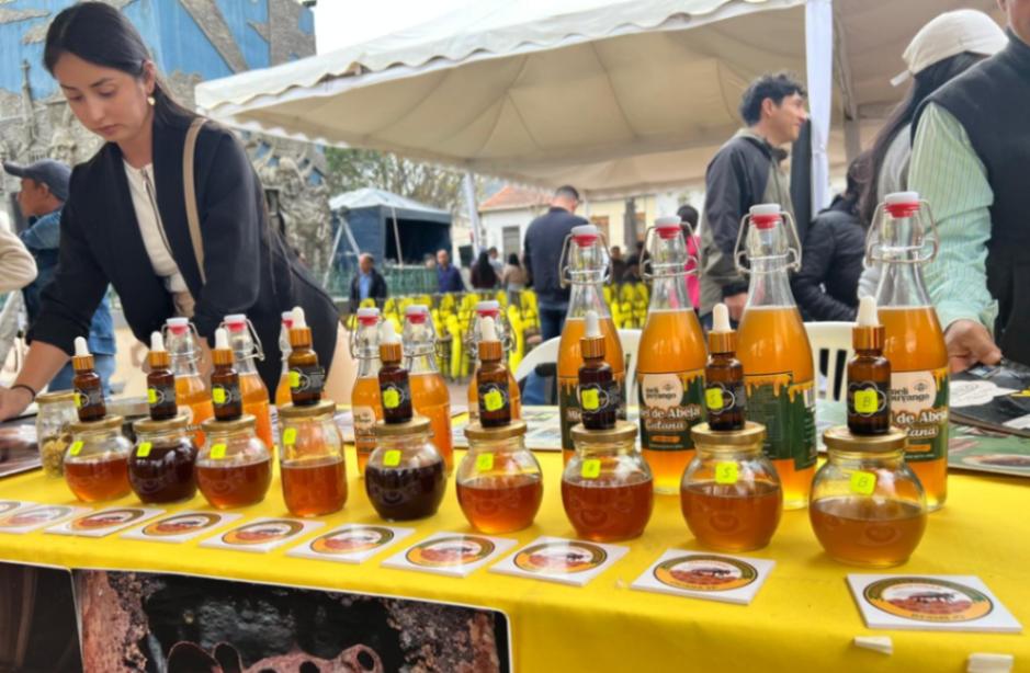 Los emprendedores muestran sus productos apícolas.