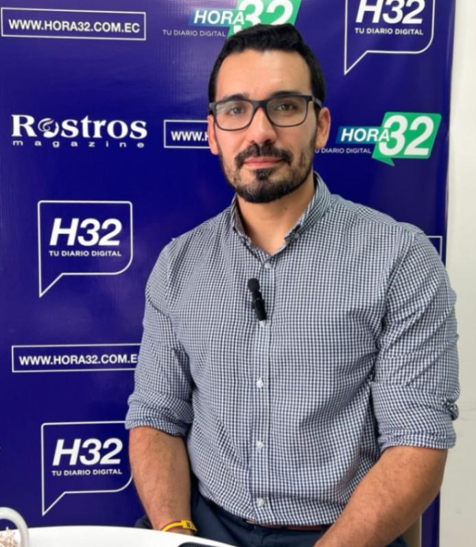 Actualmente cursa una maestría en filosofía.