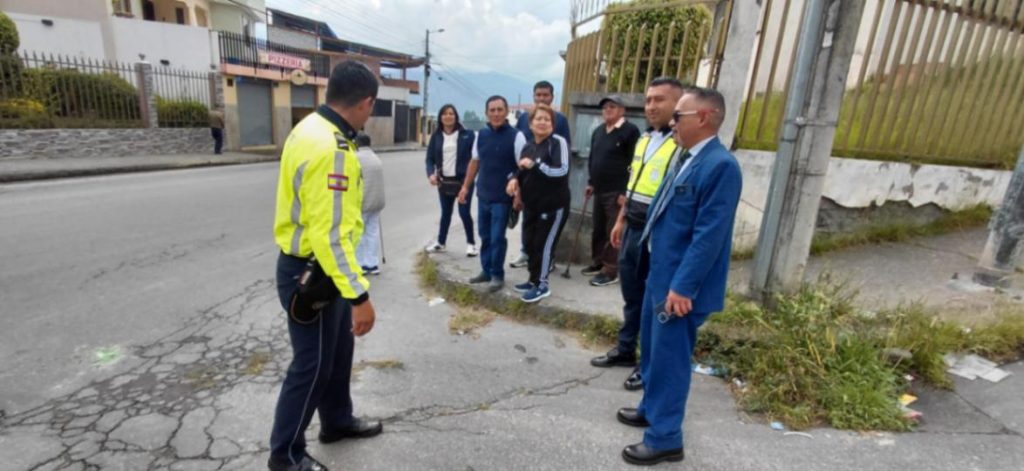 El funcionario municipal, la dirigencia barrial y moradores, durante la reunión, en la mañana de ayer.