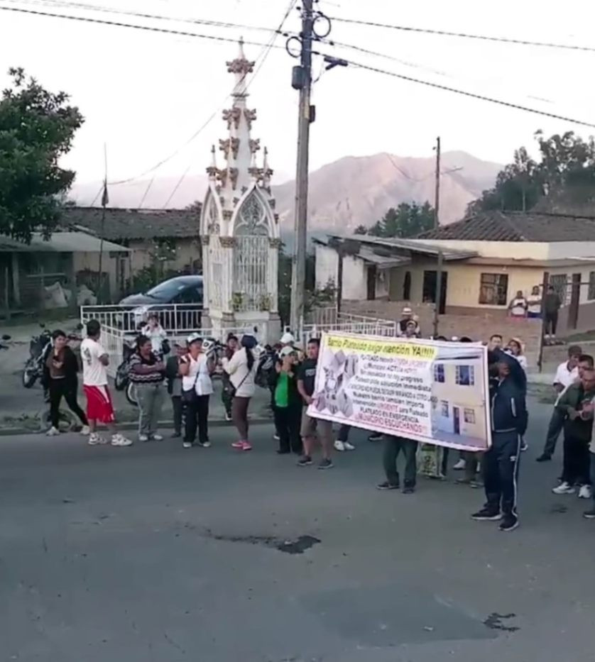 El último domingo, 28 de diciembre de 2025, los moradores del barrio salieron a protestar en la vía principal, sector la urna de El Plateado