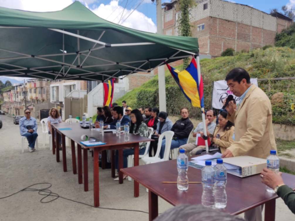 El presidente de la ciudadela Los Rosales, Remigio Méndez, detalló a las autoridades la problemática existente en la zona.