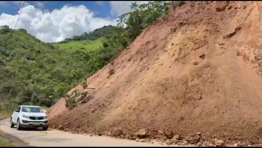 El estado de la vía es desastroso y cualquier momento puede presentarse un accidente. (Imagen cortesía Café Radio)