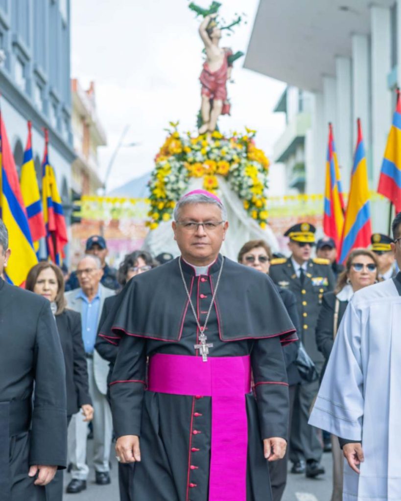 La eucaristía central y la procesión fueron presididas por el obispo de la Diócesis de Loja, monseñor Walter Heras.