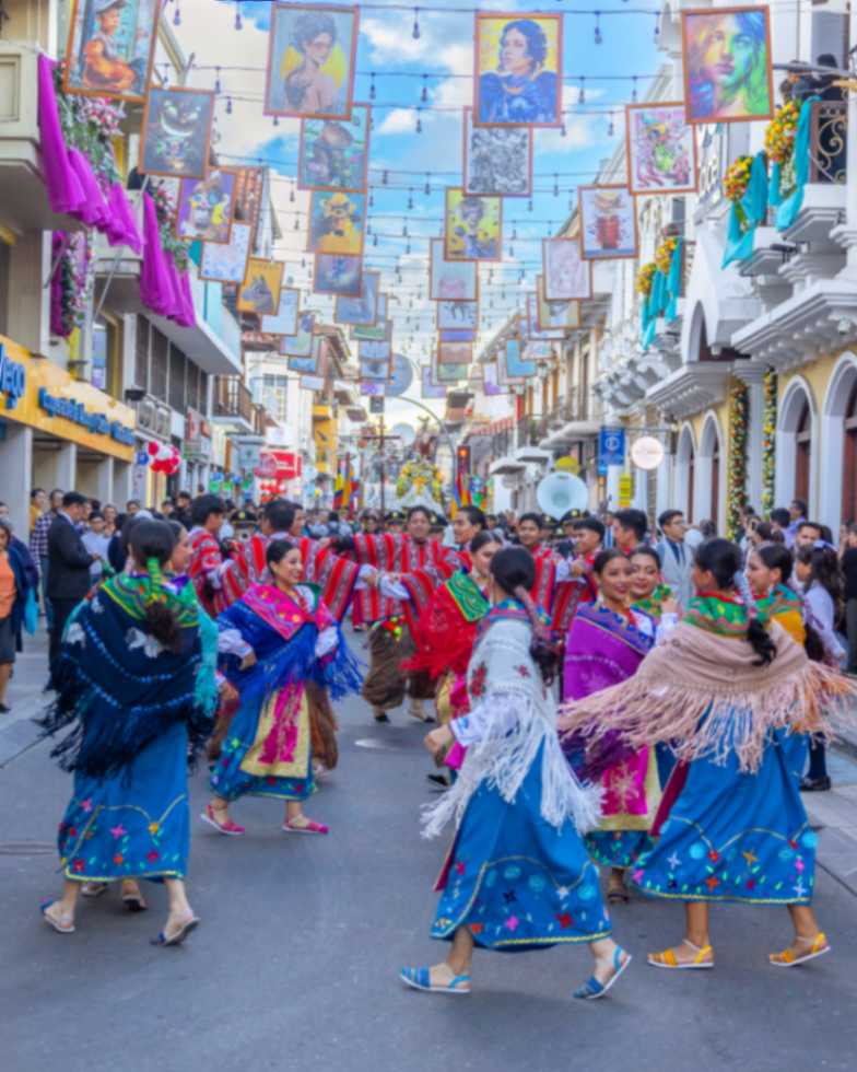 Grupos de baile también acompañaron la procesión, llenado de festividad la calle Bolívar.
