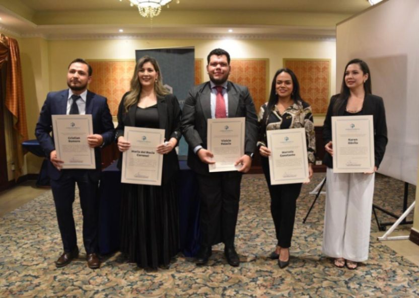 La posesión se cumplió mediante un acto solemne que contó con la presencia de socios, autoridades e invitados especiales.