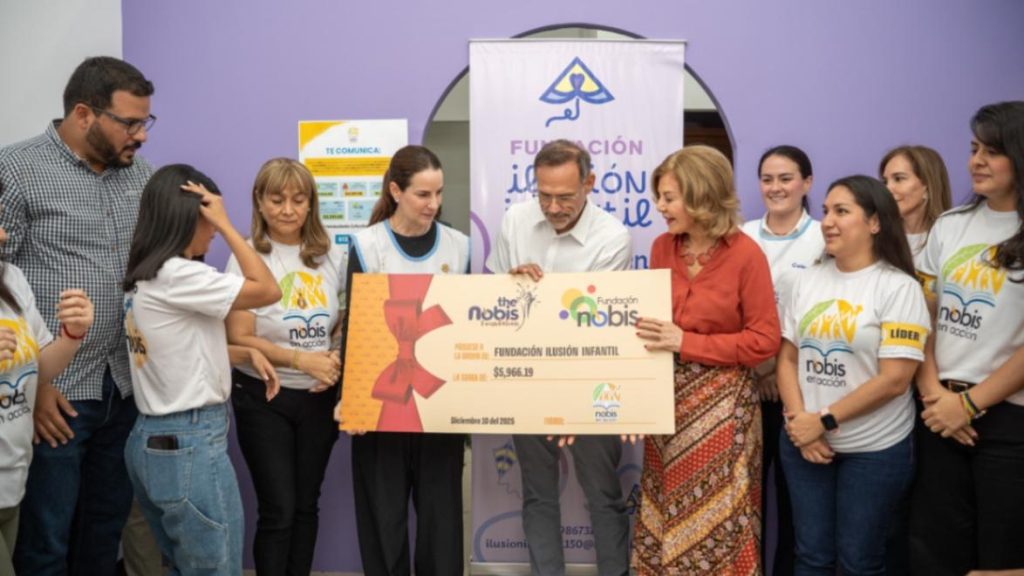 Miembros de Nobis en Acción y personal de la Fundación Ilusión Infantil, durante el acto de entrega de fondos.