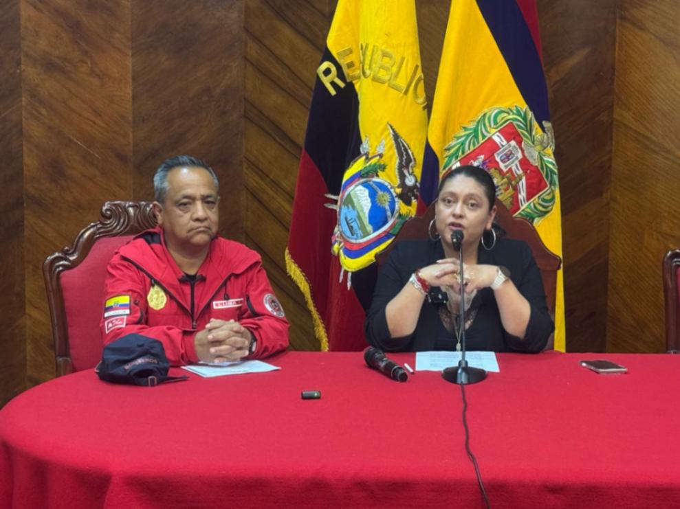 El nuevo jefe encargado de la entidad de socorro, junto a la alcaldesa, Diana Guayanay.