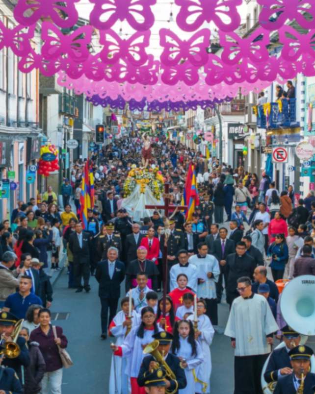 Devotos y autoridades participaron en la procesión del Santo Patrono hacia la Catedral.