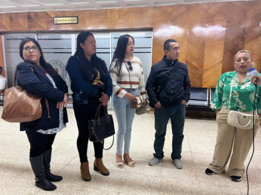 Representantes del Comité de Padres de Familia permanecieron esperando en el vestíbulo del Municipio.