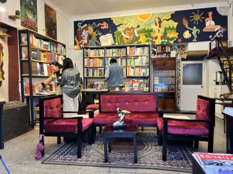Lumbrera funciona como librería y como un espacio artístico destinado a la creación y difusión cultural.