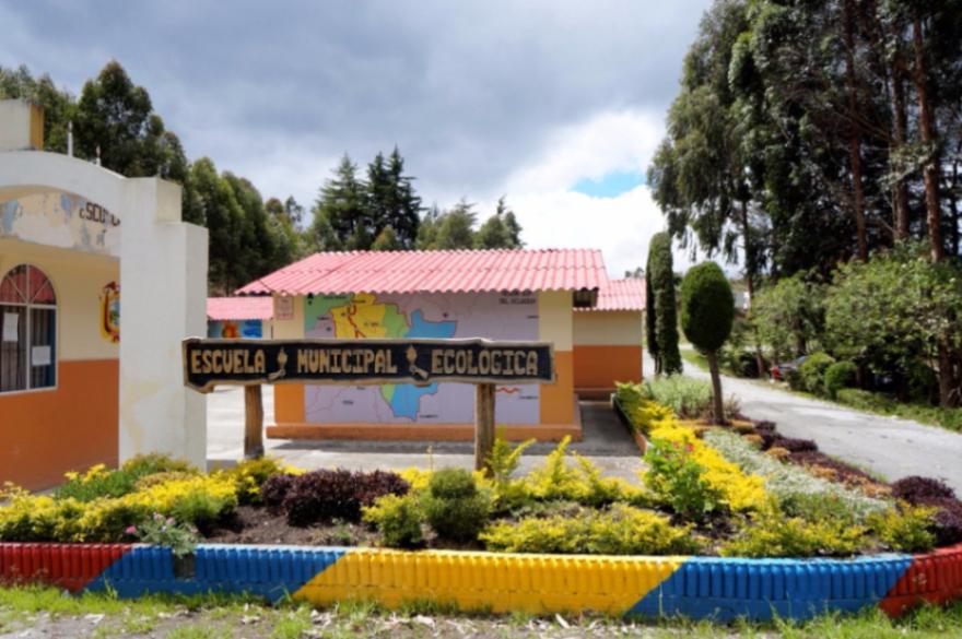 La Escuela Municipal Ecológica de Loja cuenta con aproximadamente 126 alumnos.