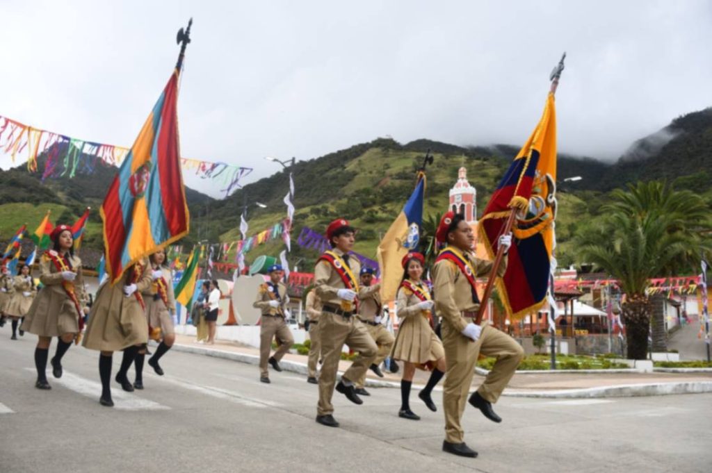 Los estudiantes, con un desfile, rindieron un homenaje a la parroquia lojana.