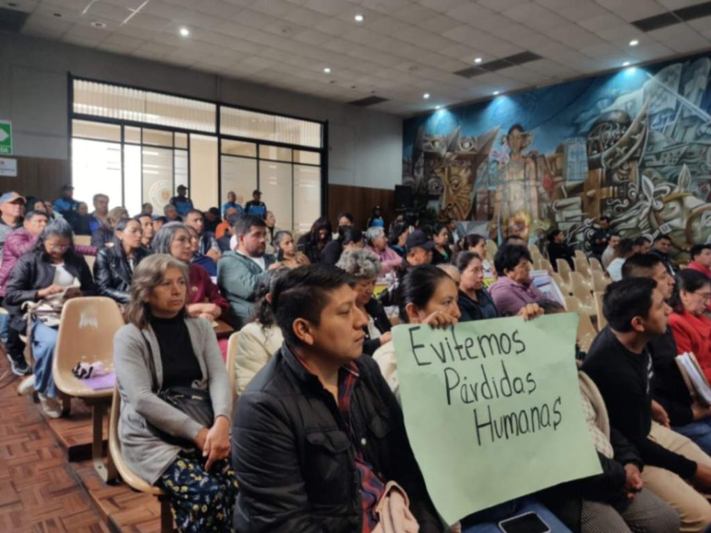 Vecinos del barrio respaldaron con carteles y consignas la intervención de su dirigente.