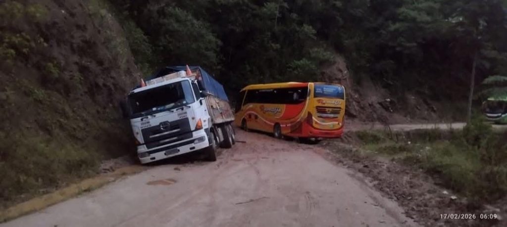 Los vehículos quedaron atrapados en la vía. (Imagen cortesía: Radio San Antonio FM)