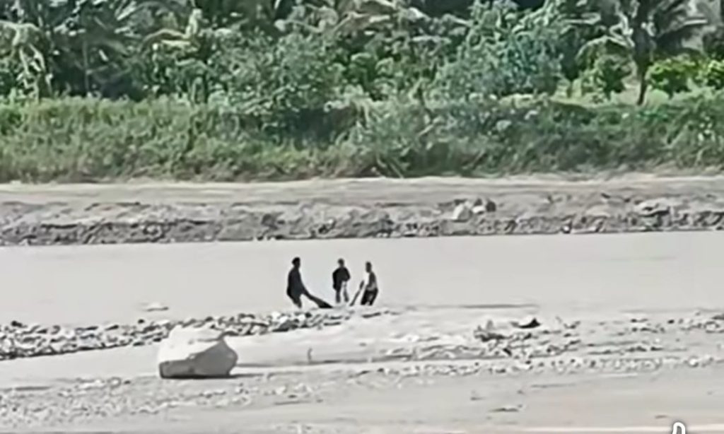 La comunidad y familiares localizaron el cuerpo sin vida del ciudadano azuayo.