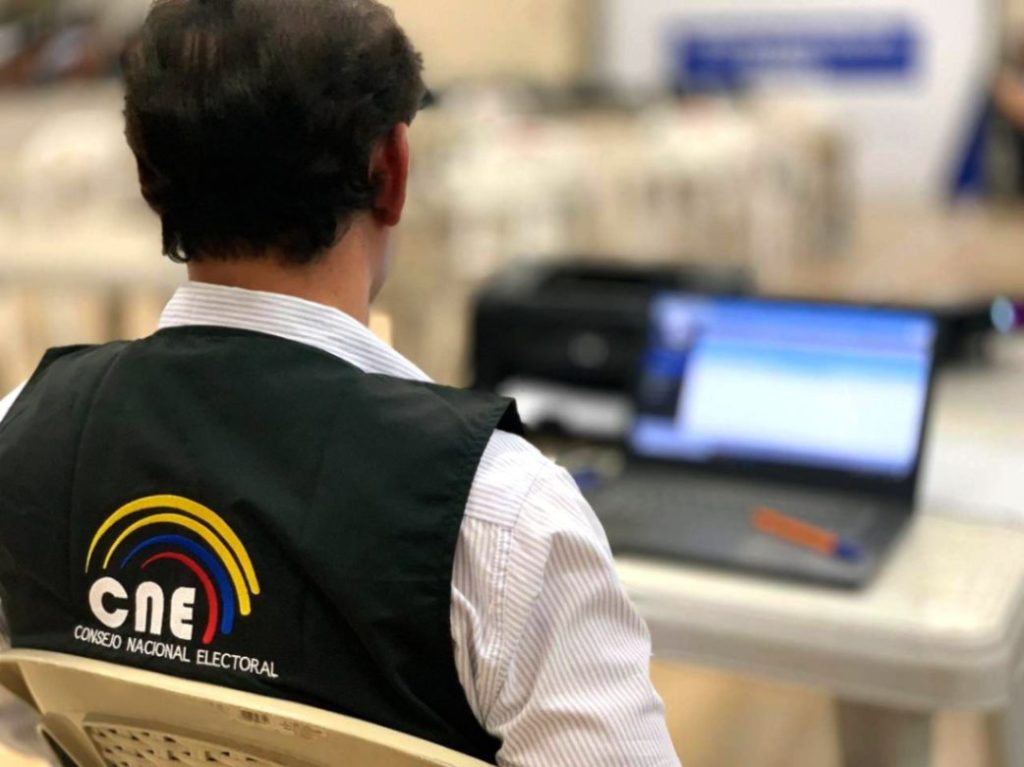 El trámite la línea se realiza a través de la página www.cne.gob.ec. 