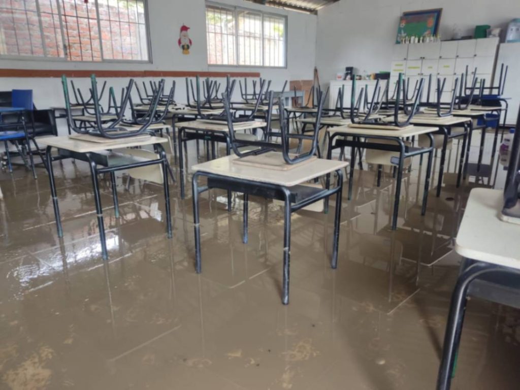 El agua ingresó con fuerza a dos aulas del establecimiento fiscal, de la ciudadela Época.