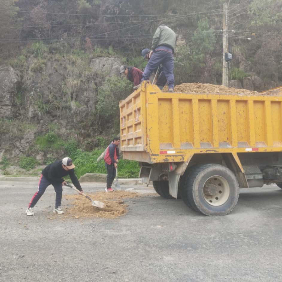 Los conductores, con la ayuda del Gobierno Parroquial de Tenta, realizaron labores durante el último fin de semana.