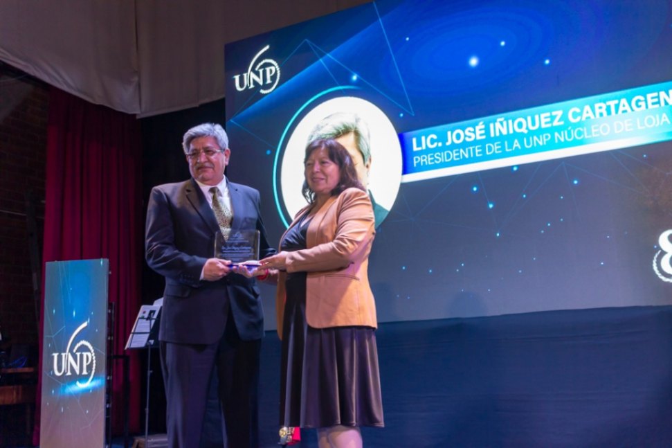 El reconocimiento fue entregado por Fabiola Gaona, presidenta del Colegio Provincial de Periodistas de Pichincha.