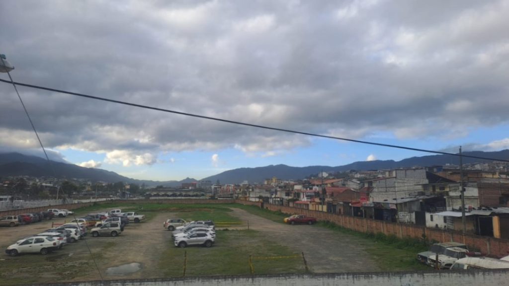 El parqueadero se ubica frente a las instalaciones del hospital Manuel Ygnacio Monteros.