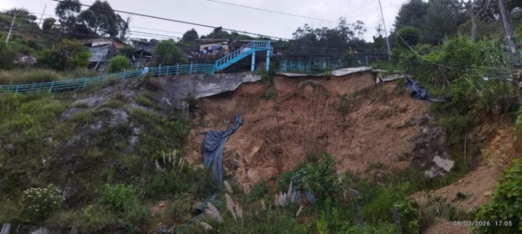 Una de las calles del centro de la parroquia cede peligrosamente con un grave riesgo para las viviendas que se encuentran en la parte alta.