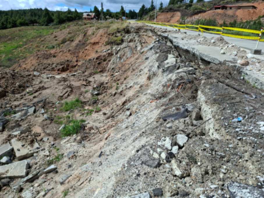 En el tramo Loja-Oña, kilómetro 88, la vía lleva en estas condiciones alrededor de ocho meses, sin que el MIT haya ejecutado labor alguna.