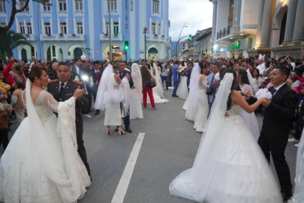 Los exteriores de la iglesia Catedral se convierten en el escenario del baile de las parejas.