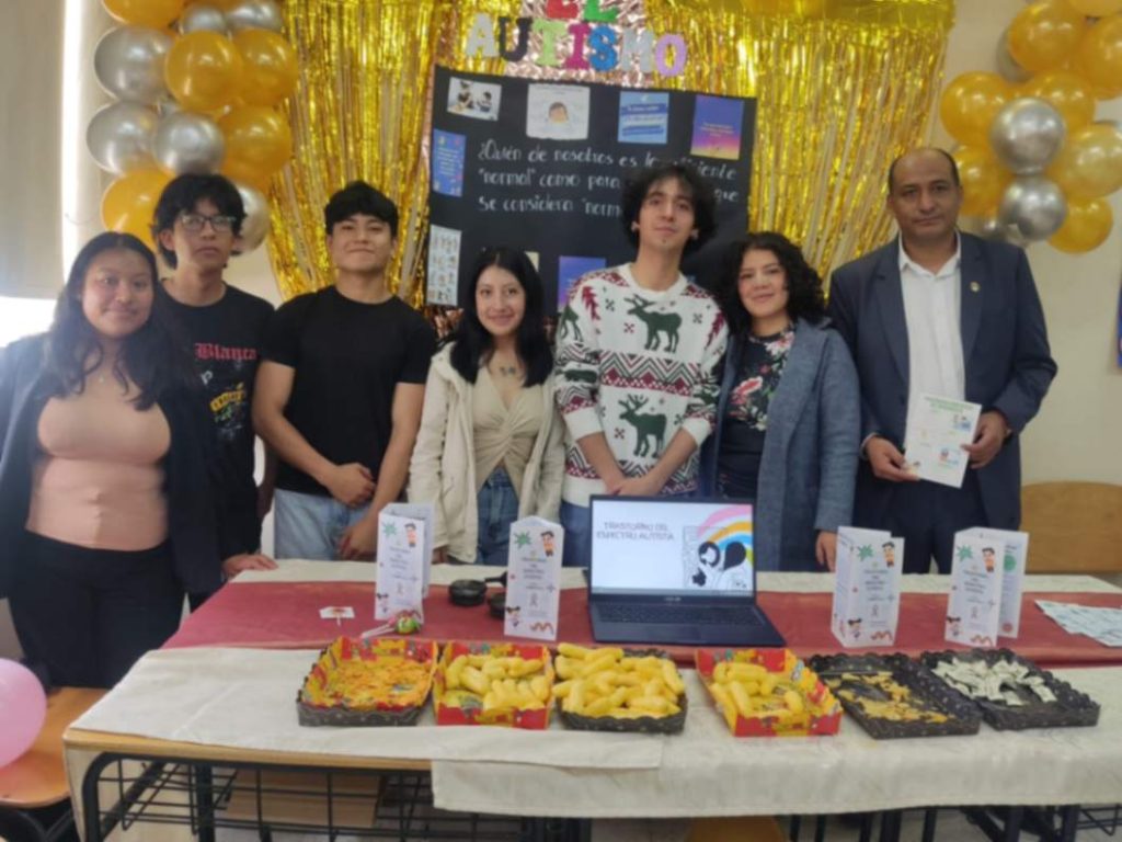 Los discentes y el coordinador de la carrera, Efraín Muñoz, durante una de las exposiciones.
